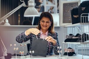 como ser uma revendedora de sucesso, revendedora de semijoias