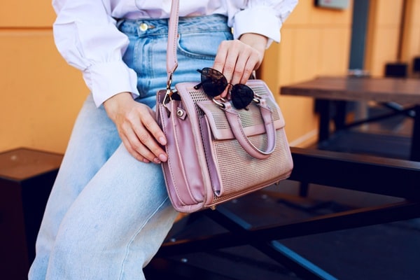 como combinar bolsa feminina pequena