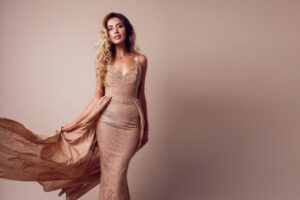 Vestido longo elegante: quais semijoias combinar?