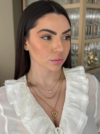 Vestido longo elegante: quais semijoias combinar?